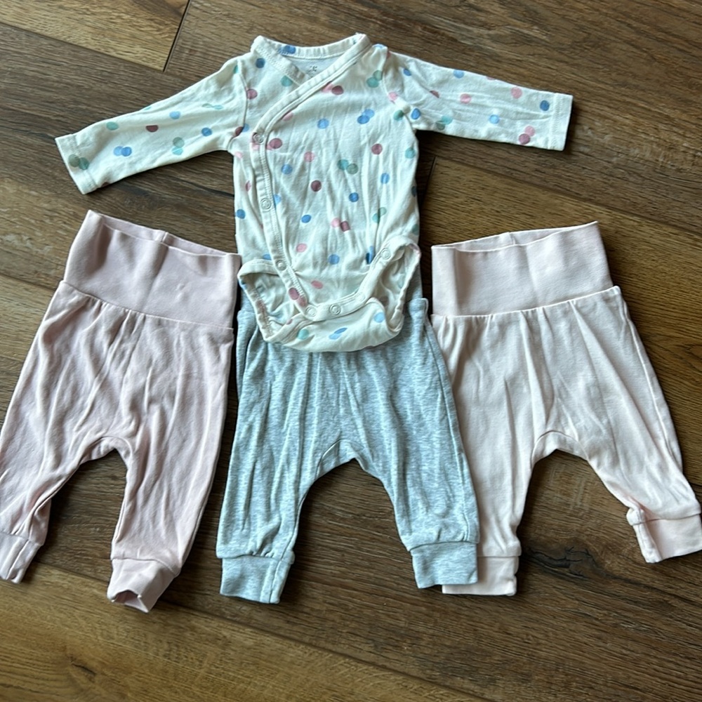 H&M Lot of Infant‎ Baby Girl Onesie and 3 Cozy Pants  Size New Born